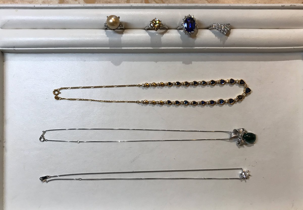 【買取速報】先週もお越しいただいたリピーター様のご来店です。お祖母様のジュエリーの査定今回も